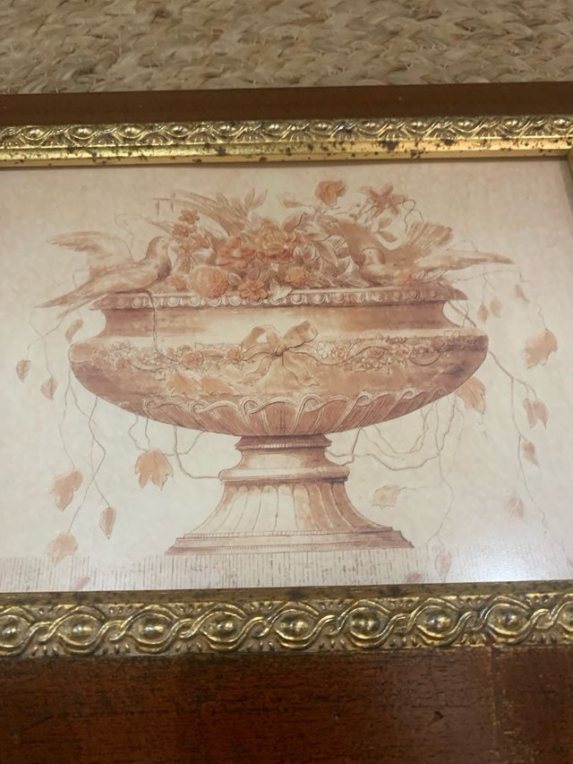 Pareja de cuadros vintage con marco dorado y florero clásico