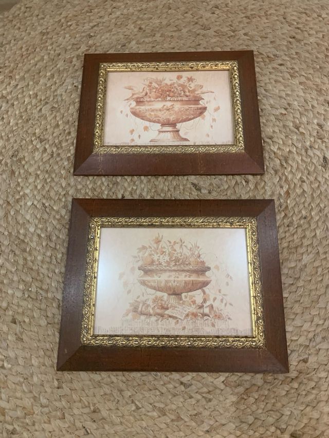 Pareja de cuadros vintage con marco dorado y florero clásico