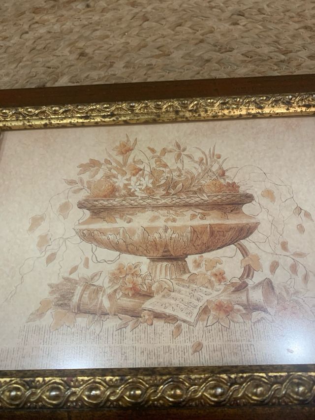 Pareja de cuadros vintage con marco dorado y florero clásico