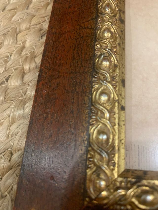 Pareja de cuadros vintage con marco dorado y florero clásico