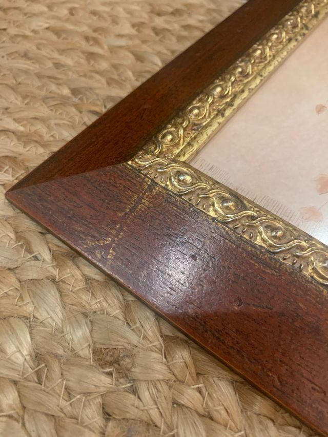 Pareja de cuadros vintage con marco dorado y florero clásico