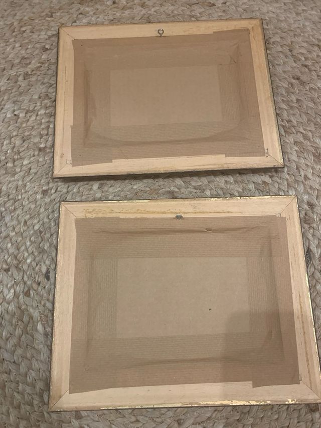 Pareja de cuadros vintage con marco dorado y florero clásico