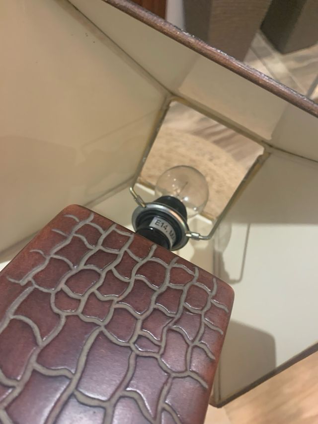 Lámpara sobremesa estilo rústico – base imitación piel