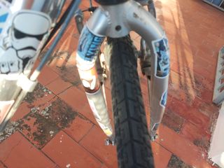 Bicicleta de paseo ciudad con cesta