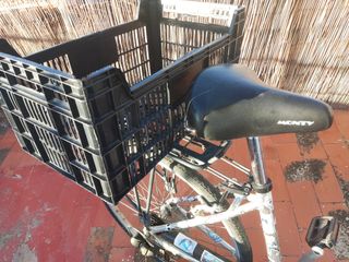 Bicicleta de paseo ciudad con cesta