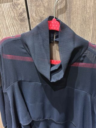 Blusa vuelos azul marina Zara