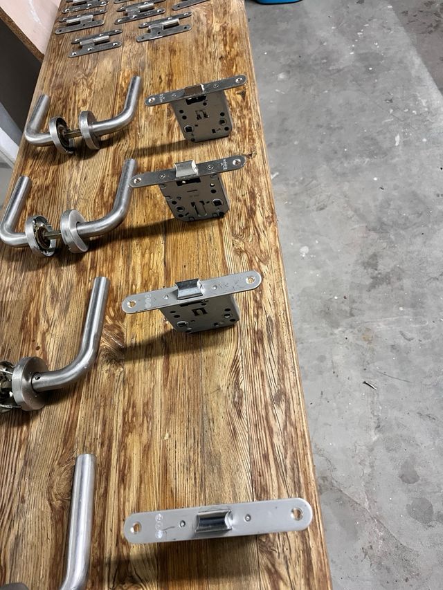 Manillas acero cerraduras y bisagras