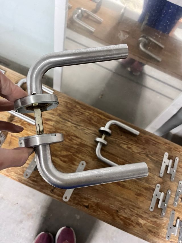 Manillas acero cerraduras y bisagras