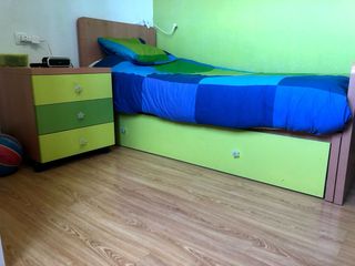 Conjunto cama nido juvenil y mesilla.