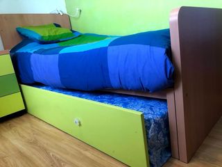 Conjunto cama nido juvenil y mesilla.