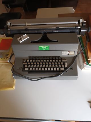 Máquina de escribir eléctrica Olivetti
