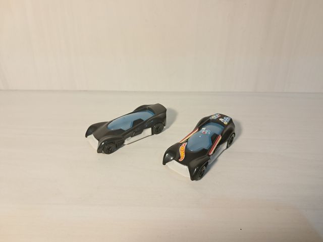 Camion con remolque y dos coches