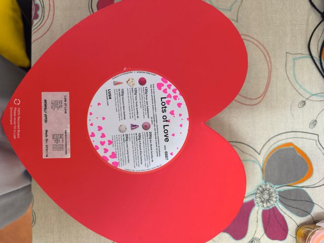 CAJA EN FORMA DE CORAZÓN CON PELUCHES