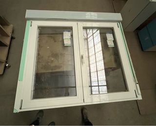 Ventana de aluminio blanca nueva