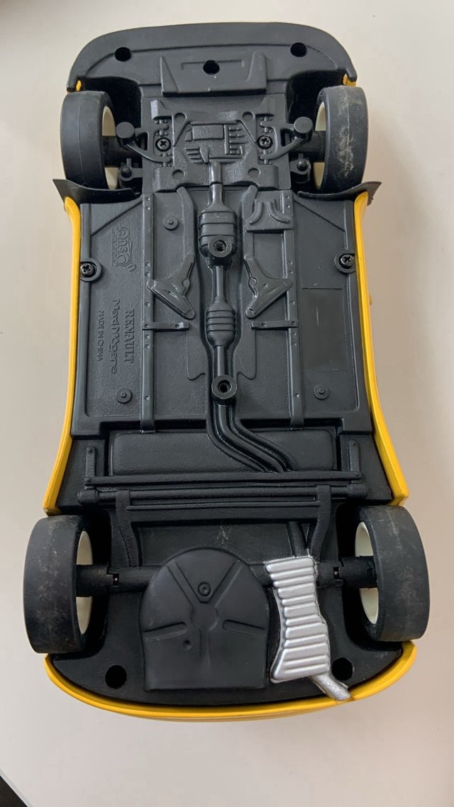 Renault Megane 2001 1:18 amarillo colección