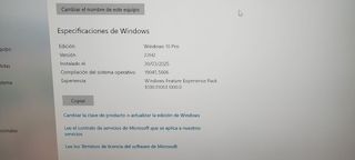 Ordenador de sobremesa DELL con ratón.