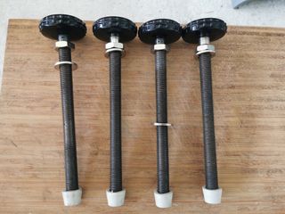 4 lunghe viti con manopola