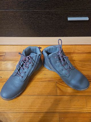 Botas gris oscuro estilo trekking