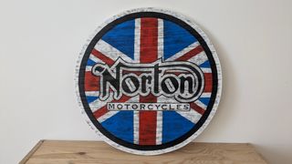 Norton Motorcycle logo en madera