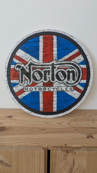 Norton Motorcycle logo en madera