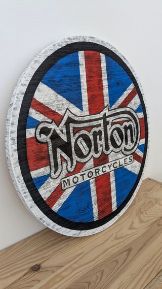 Norton Motorcycle logo en madera