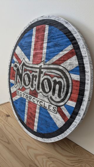 Norton Motorcycle logo en madera