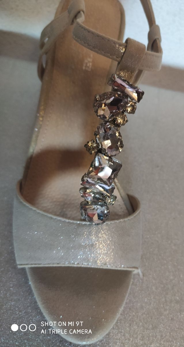 Sandalias de tacón preciosas