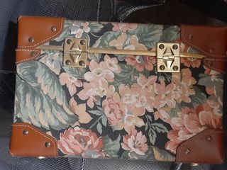 Baule rivestito con tessuto a fiori