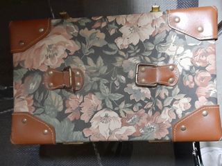 Baule rivestito con tessuto a fiori