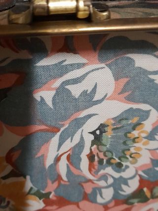 Baule rivestito con tessuto a fiori