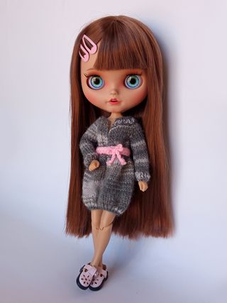 Mono corto gris con cinturón rosa - Blythe