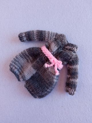 Mono corto gris con cinturón rosa - Blythe