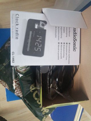 Radio reloj despertador, con proyección techo