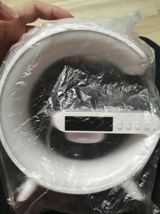 Radio reloj despertador. Cargador. Luces