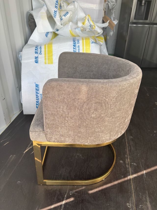 Silla terciopelo marrón.