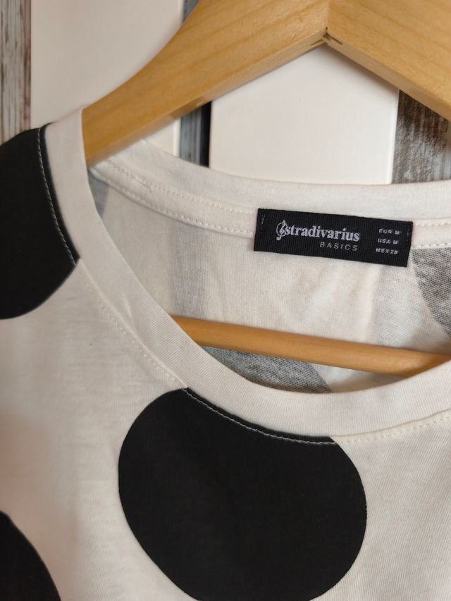 Camiseta lunares grandes Stradivarius. T