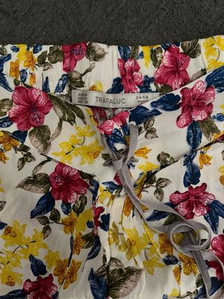 Pantalón corto flores zara