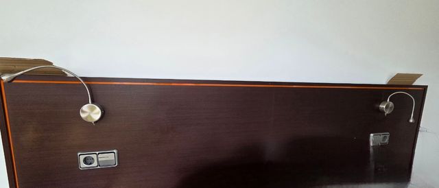 Conjunto completo de cabecero y mesita