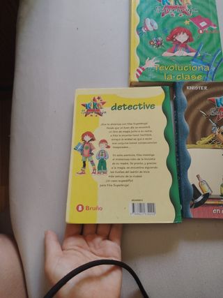 Kika Superbruja, detective (Kika Superbruja / Kika Super Witch) (Spanish Edition)