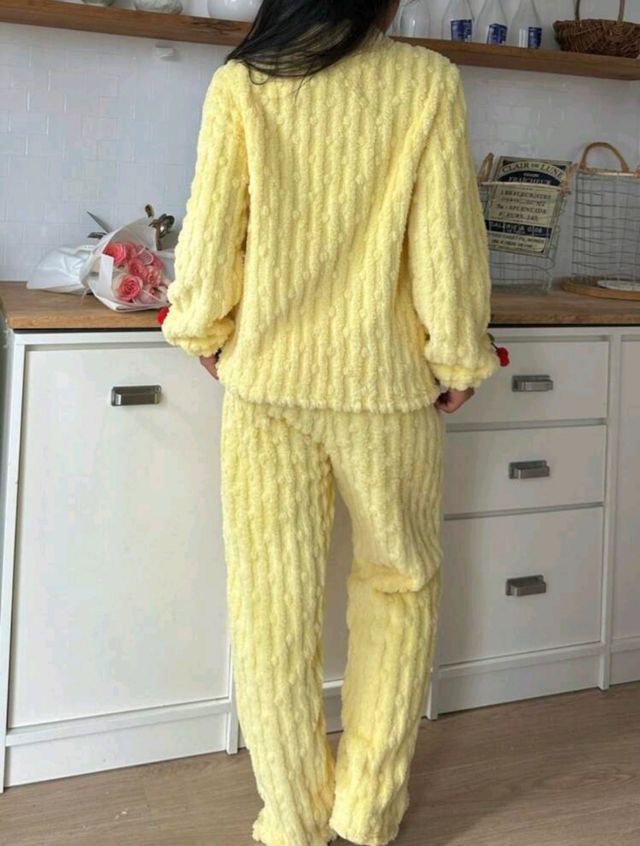 Pigiama in peluche giallo COMPLETAMENTE NUOVO