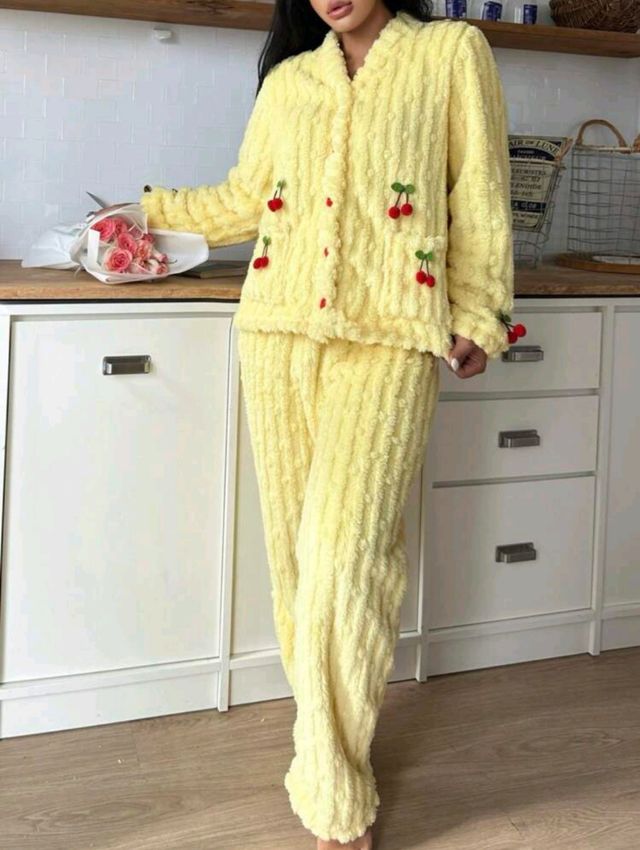 Pigiama in peluche giallo COMPLETAMENTE NUOVO