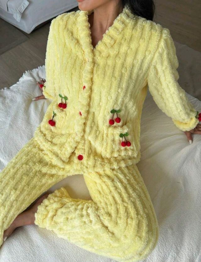 Pigiama in peluche giallo COMPLETAMENTE NUOVO