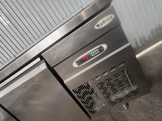 Nevera bajo mostrador de 3 puertas con fregadero