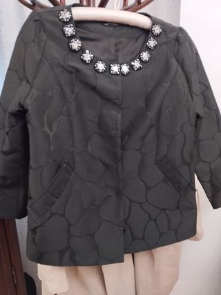 Chaqueta negra.