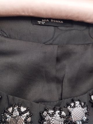 Chaqueta negra.