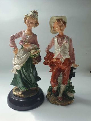 Figuras pareja con flores