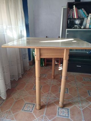 Mesa madera plegable con cajón.