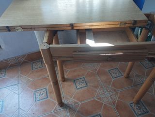 Mesa madera plegable con cajón.