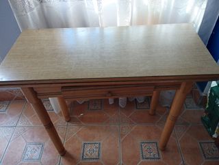 Mesa madera plegable con cajón.