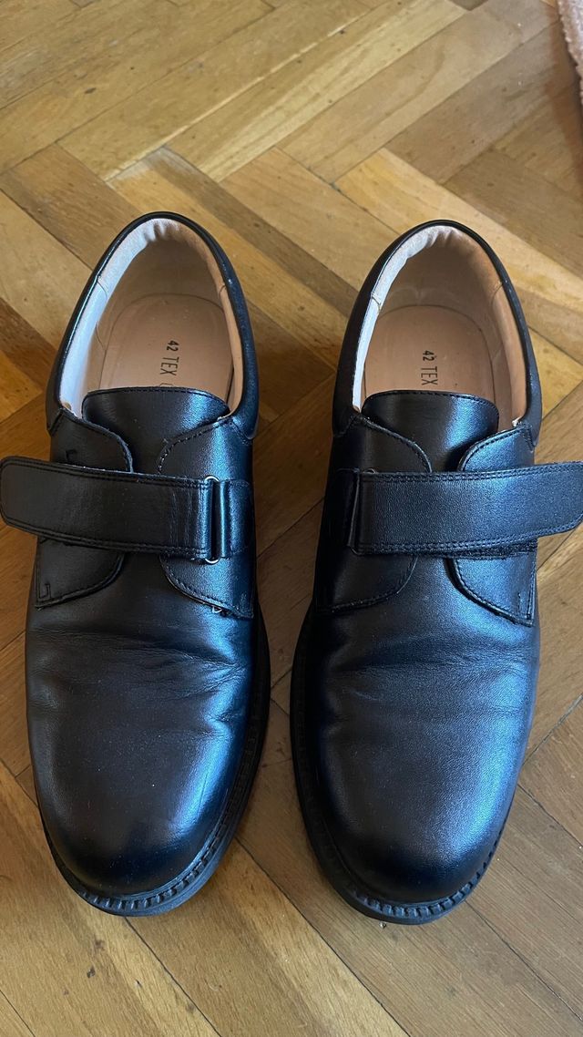 Zapatos con velcro negros piel talla 42